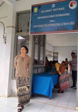 ibu Yanti Batti, istri Wakil Bupati Toraja Utara, menyambut undangan di pintu aula leproseri. Sumber: dok. pribadi.