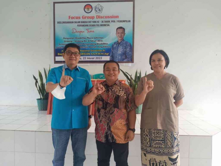Salam inklusi, olehpenulis, Wakil Bupati Toraja Utara, bapak Frederik Victor Palimbong bersama istri, ibu Yanti Batti. Sumber: dok. pribadi