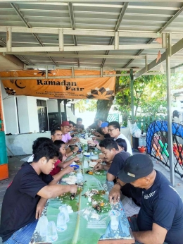 Bapak-bapak makan siang bersama (sumber: dokpri BPSI LHK Makassar)
