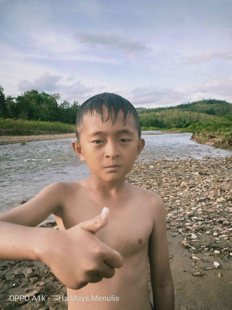 Sungai adalah salah satu destinasi anak-anak pedesaan untuk ngabuburit. In frame Efka (dokumentasi pribadi)