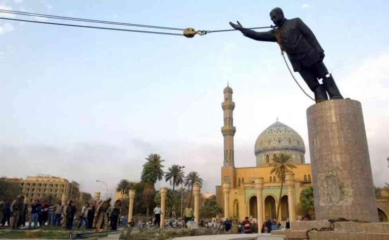 Peruntuhan patung Saddam Hussein di tahun 2003 simbol invasi Amerika ke Irak.| Foto: Getty Images 