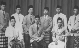 KH Mas Mansur (duduk tengah) saat berfoto bersama pengurus PP Muhammadiyah. foto: dok/PP Muhammadiyah