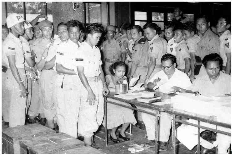Foto Pemilu Pertama Tahun 1955 || Kompas.com