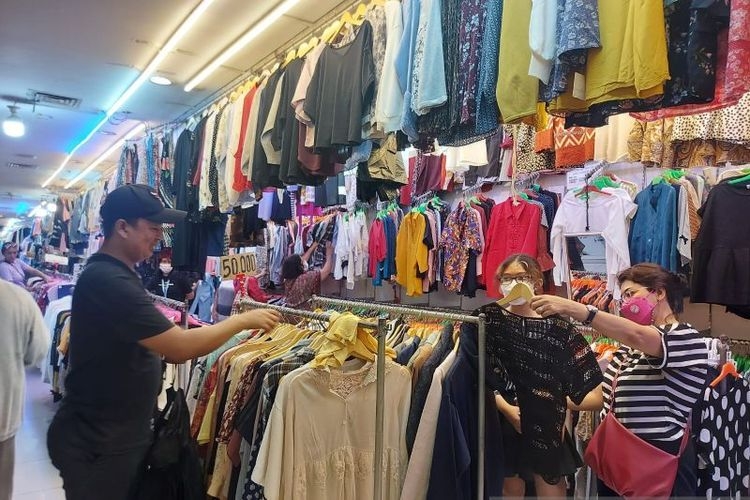 Situasi pusat pakaian bekas impor (thrifting) di lantai 2 Pasar Senen Blok III, Jakarta Pusat, Selasa (21/3/2023).| ANTARA/Mentari Dwi Gayati