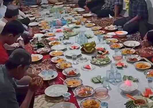 Makan bersama dalam tradisi Balimau di kampung kami. (Foto Akbar Pitopang)