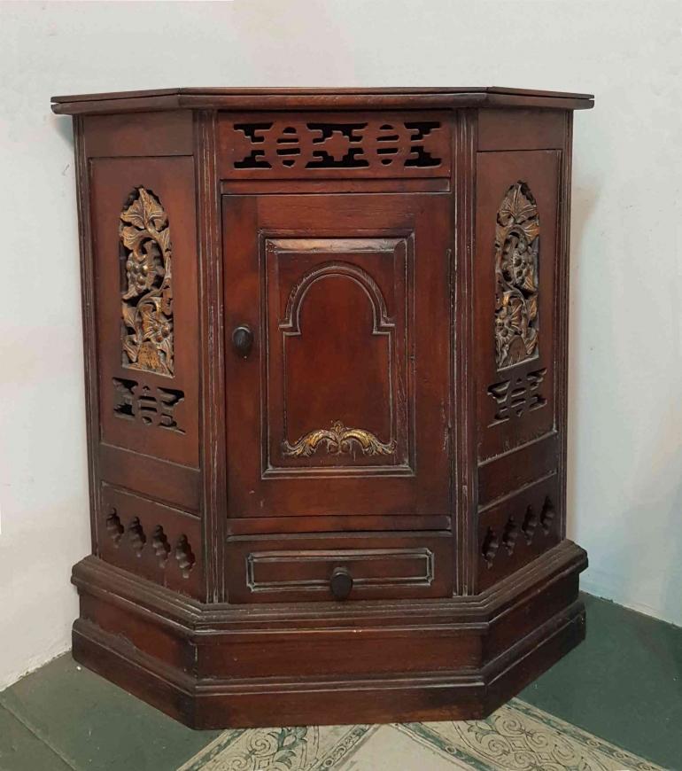 mebel antik dari kayu mahoni, foto dari koleksi pribadi