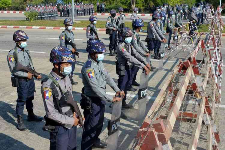 Polisi berjaga di Naypyidaw pada Jumat (29/1/2021), jelang pembukaan kembali parlemen pada 1 Februari usai kemenangan Aung San Suu Kyi dan NLD (AFP)