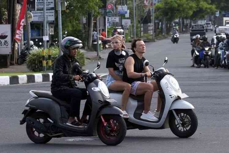 Turis asing naik motor tanpa helm di Bali|dok. ANTARA FOTO via BBC Indonesia, dimuat Kompas.com