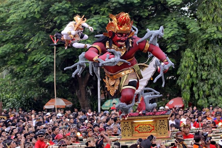 Pawai Ogoh-ogoh di Denpasar, Bali untuk memperingati Hari Raya Nyepi(Shutterstock/I Wayan Sumatika)