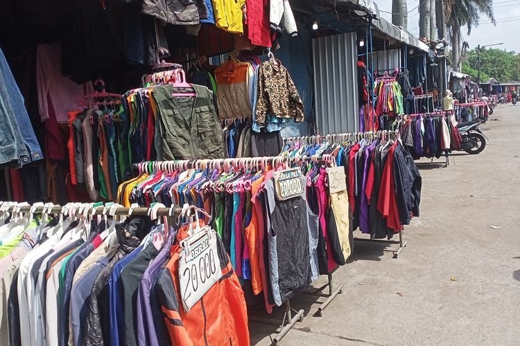 Pasar Cimol Gede Bage, Kota Bandung, Jawa Barat menjadi salah satu pusat penjualan barang bekas impor. Saat ini pemerintah pusat tengah memberlakukan larang untuk menjual pakaian bekas impor.(KOMPAS.COM/M. Elgana Mubarokah)