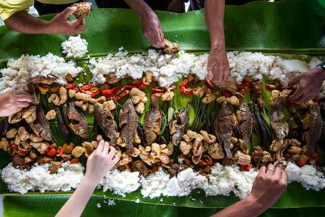 Ilustrasi makan besar bersama-sama. (sumber foto: Avel Chuklanov / Unsplash)