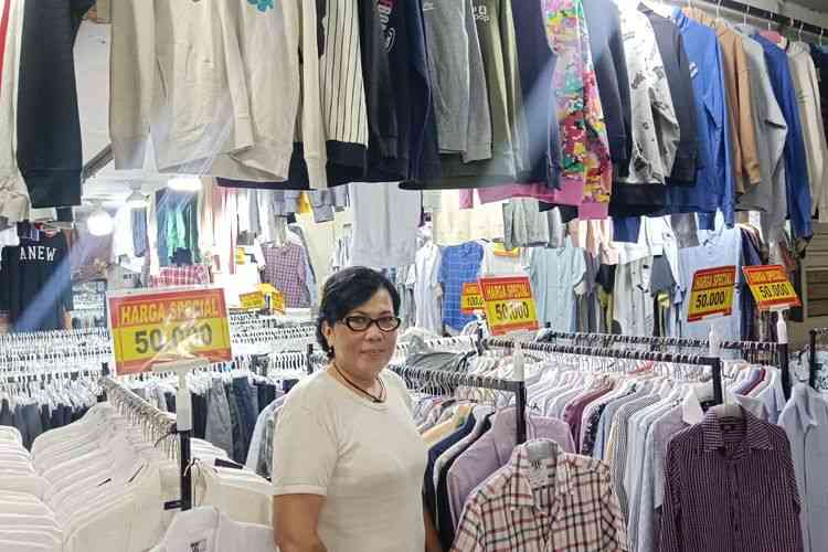 Penjual pakaian bekas impor di Blok M Square|Sumber: KOMPAS.com/RIZKY SYAHRIAL