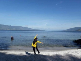 Teteh di Danau Toba belajar tentang lapisan bumi berupa air dan bekas letusan gunung purba. Dokumen pribadi.