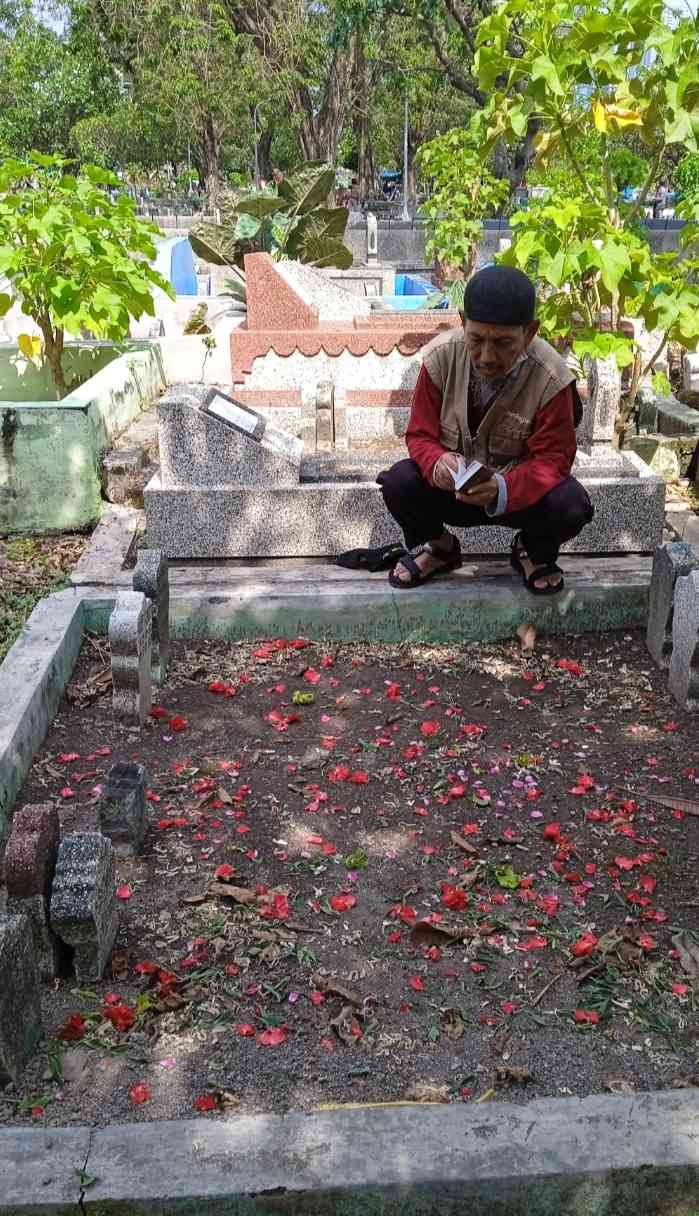 Ziarah dan nyekar di makam tembok Surabaya (dokpri) 