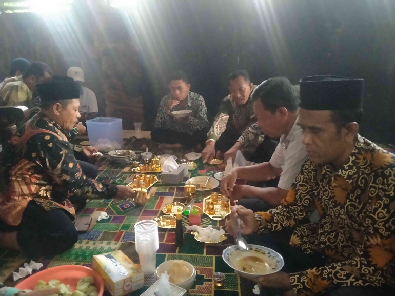 Warga berkumpul di masjid menikmati makanan yang dibawa dari rumah di makan bersama ( foto: dokpri)