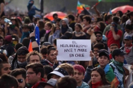Protes terhadap neoliberalisme di Chile. Sumber: Opendemocracy.net