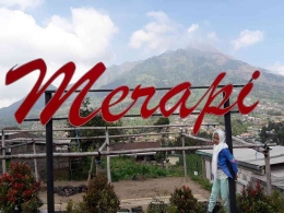 Tampak gunung Merapi yang kokoh menjadi latar foto Teteh. Dokumen pribadi.