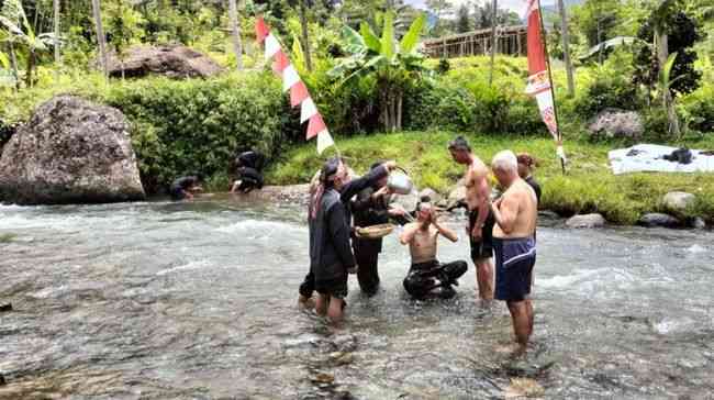 Tradisi mandi kuramasan cai kahuripan di cianjur (detik.com)