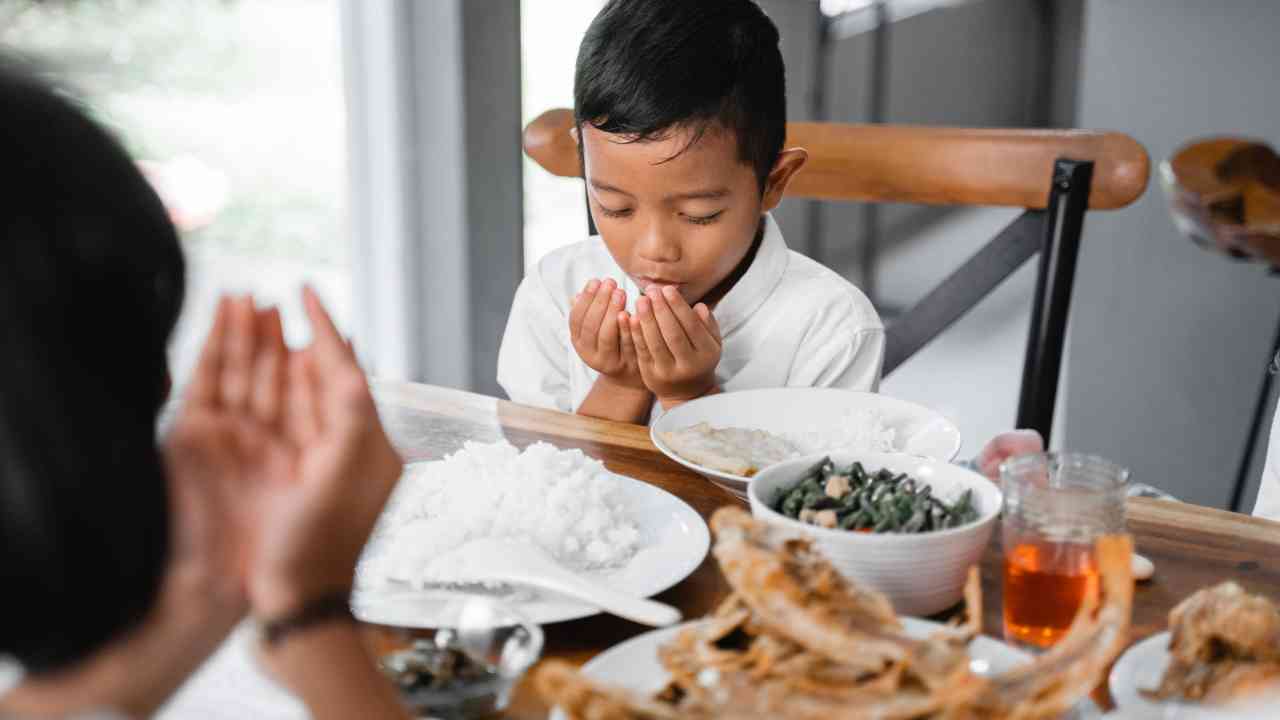 Ilustrasi anak belajar berpuasa. Sumber foto: Stock foto Canva