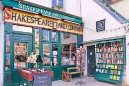 Toko Buku Shakespeare and Company (Sumber: viator.com)