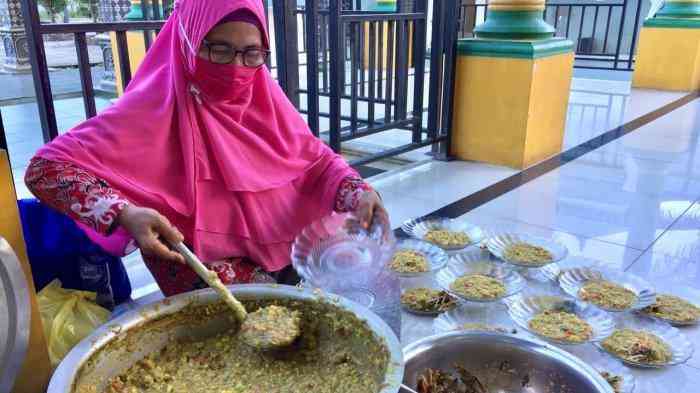 Sedang menyajikan bubur pedas. (Foto: tribun medan)