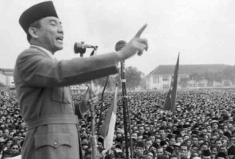 Bung Karno dalam mimbar orasi (sumber: derapjuang.id)