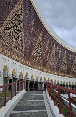 ornamen Minang di sekeliling bangunan masjid foto: Azhar Masood