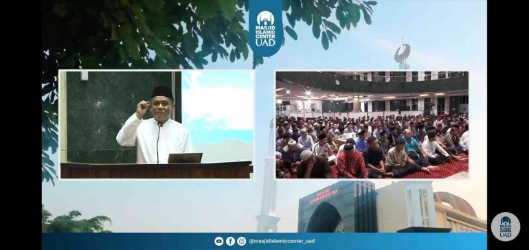 Dr. Muchlas, M.T. (kiri) Rektor Universitas Ahmad Dahlan (UAD) pembicara ceramah tarawih Ramadan 1444 H Masjid Islamic Center UAD (Foto: Massyifa)