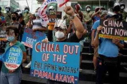Orang Filipina melakukan demonstrasi melawan China di Manila. Mereka menuntut China harus keluar dari perairan Filipina. | Sumber: eastasiaforum.org