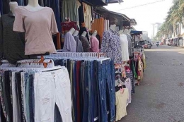 Pakaian Bekas Impor Yang Banyak Dijual Di Pinggir Jalan | Sumber Kompas.com