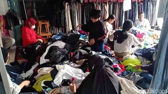 Pelanggan Yang Sibuk Mencari Pakaian Bekas | Sumber Detik.com