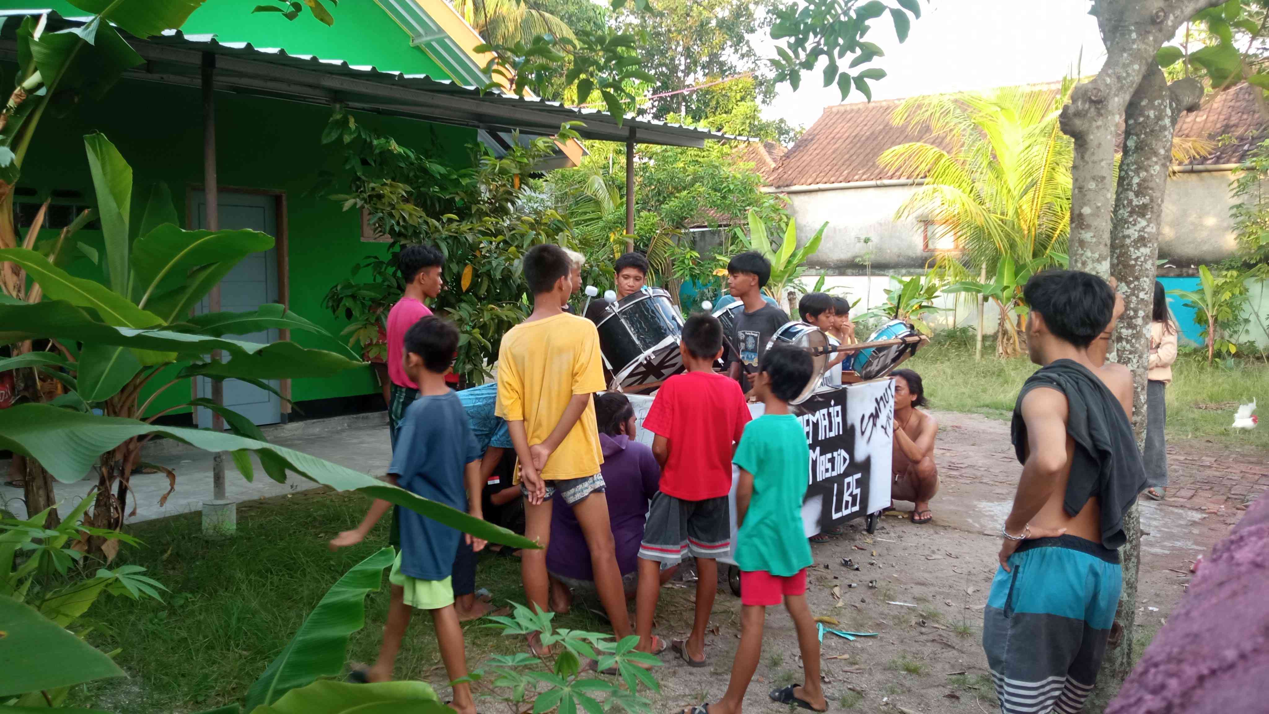 Ilustrasi persiapan remaja masjid Lebai Sandar Ampenan untuk membangunkan sahur (Foto: Dokumentasi pribadi) 