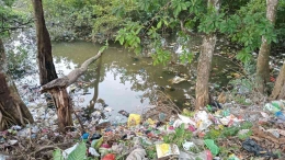 Gambar kawasan sungai yang dipenuhi sampah, gambar diambil oleh aulia liosty mayesta pada tanggal 22 maret 2023