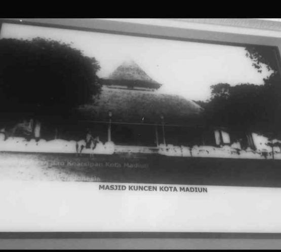 Masjid kuno Kuncen. Diambil dari foto tempo doeloe di PSC Madiun (dokpri) 