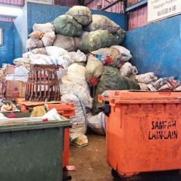 Karung Sampah di TPS Super Depo Sutorejo (Dok. pribadi)