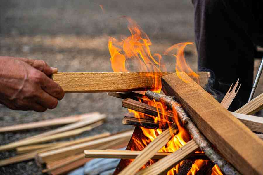 Kayu Bakar (Freepik.com - Premium)