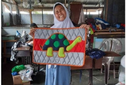 Annajwa sedang menunjukkan salah satu hasil keterampilan warga binaan Lapas Kelas II A Magelang. (Sumber: Dok Fitra ,dkk.)