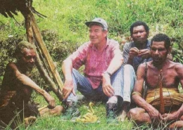 Misionaris Pdt. S. Sollner bersama orang-orang Yali (Majalah Kemitraan GKI)