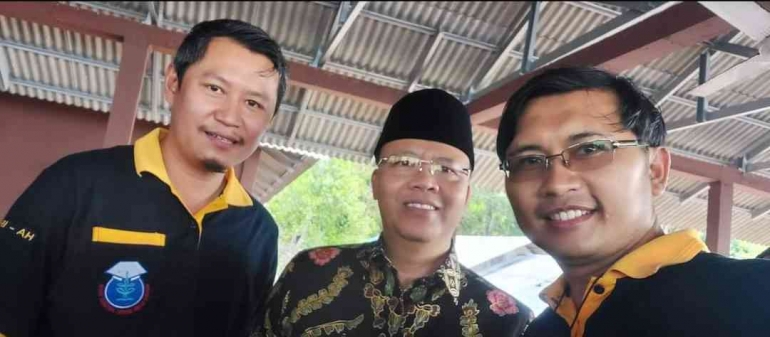 Prof. Dr. drh. H. Rohidin Mersyah, MMA, Gubernur Bengkulu (posisi di tengah)/ sumber: Dok. Pri