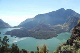 Pemandangan Gunung Rinjani (Sumber: https://id.wikipedia.org/wiki/Taman_Nasional_Gunung_Rinjani)