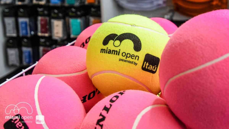 Bola tenis berlogo Miami Open. (sumber foto: MiamiOpen.com)