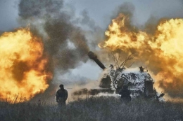 Kendaraan artileri Rusia melepaskan tembakan ke wilayah Donetsk, Ukraina pada Sabtu (18/2/2023). Foto : Kompas.com