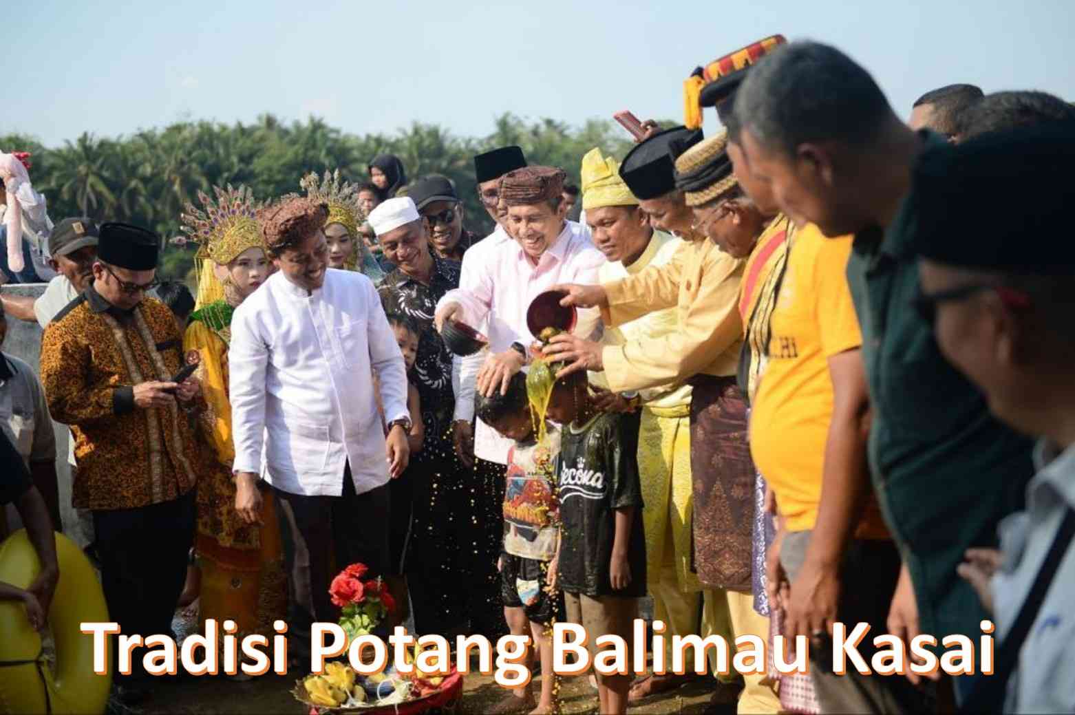 Image: Gubernur Riau dan Bupati Kampar mengikuti tradisi potang balimau kasai di  Desa Batu Belah, Kabupaten Kampar (Photo: Humas Prov. Riau)