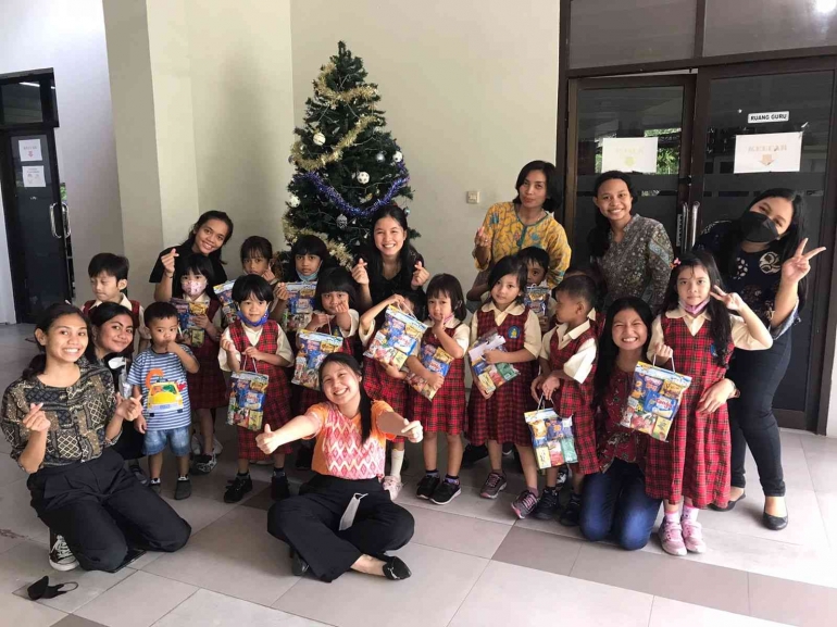 Mahasiswa bersama guru dan murid KB Nirmala- Dokumentasi Pribadi