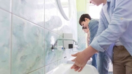 Ilustrasi siswa mencuci tangan di sekolah. Sumber foto : Stok foto Canva 