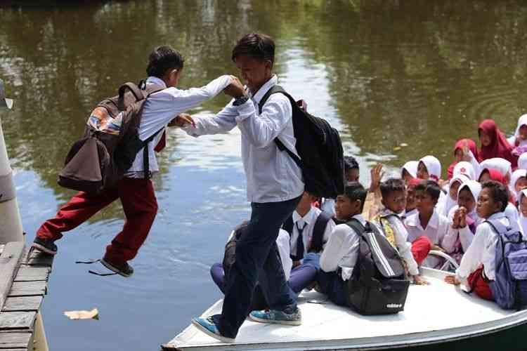 Perjuangan anak-anak di Delta Mahakam saat berangkat ke sekolah. Sumber: Kompas.com/Bayu Swara.