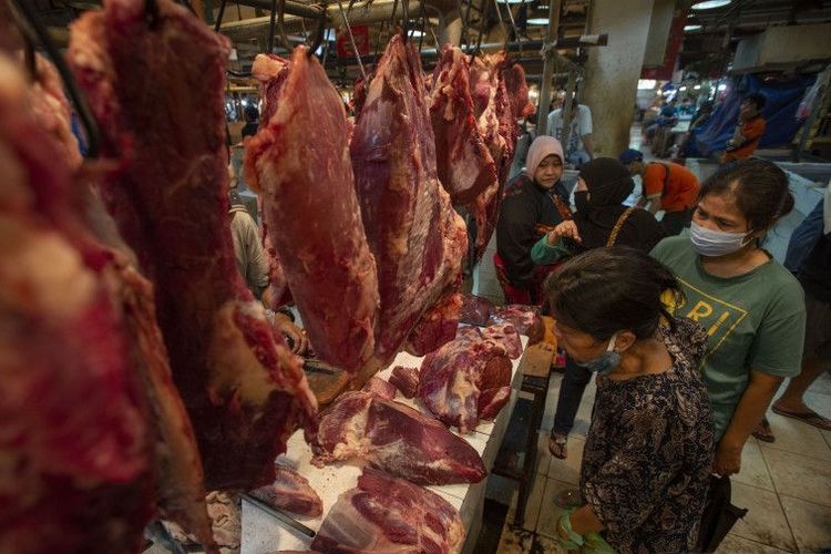 Ilustrasi pembeli daging sapi di pasar. Sumber: Antara foto/Aditya Pradana Putra via kompas.com