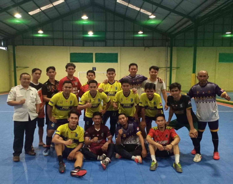 Bersama rekan-rekan guru anggota PGRI di Tim Futsal PGRI. Dumber: dok. pribadi