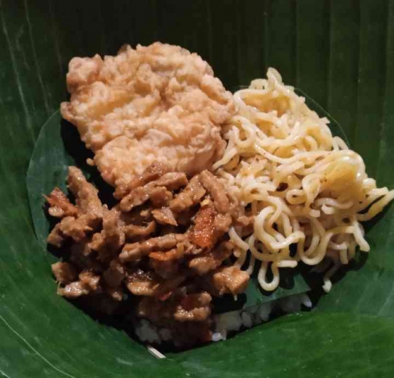 Salah satu isian nasi pelangan (dokpri) 