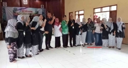 Wakil Komite dan Paguyuban Orang Tua (tanda merah) Menghadiri Kunjungan Sekolah Internasional dari Bandung di SMPN 1 Sukapura. Sumber: Dokpri